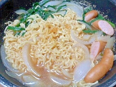 ウィンナーと新玉ねぎと細ネギの味噌ラーメン